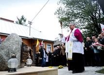 Powyżej: Bp Henryk Tomasik poświęcił kamień z tablicą upamiętniającą bohaterskiego kapłana oraz Izbę Pamięci