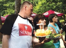 Potrawy do oceny niosą przedstawicielki sołectwa z Garbatki-Nowej i Garbatki- -Długiej oraz sołtys Mariusz Olejarz