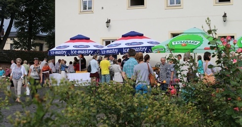 Chętnych do wspólnej zabawy w otoczeniu zieleni nie brakowało...