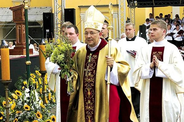 Bp Wolfgang Ipolt  podczas uroczystości na dziedzińcu  Starego Opactwa