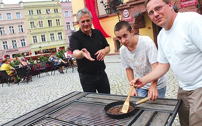 W trakcie zabaw z kawą Leszek Kopcio (z lewej) pokazywał m.in. jak palić kawę
