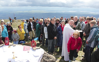 Całe rodziny wspinały się na najwyższy szczyt Beskidów, żeby usłyszeć Dobrą Nowinę 