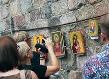 Na zdjęciu: Fotografowanie ikon, oglądanie z bliska, a nawet ich dotykanie – wszystko to było oznaką dużego zainteresowania zwiedzających