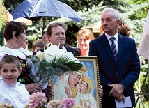  Miejscowi wierni podarowali biskupowi Andrzejowi kopię obrazu Maryi z Bruśnika