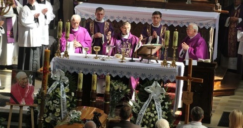 Rozpoczął wieczne przedstawienie