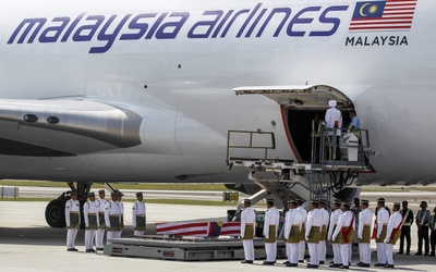 Samolot z ciałami ofiar przyleciał do Malezji