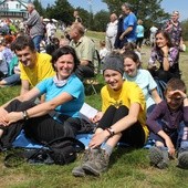 Całe rodziny przyszły na Magurkę Wilkowicką, żeby uczestniczyć w finale beskidzkiej ewangelizacji.