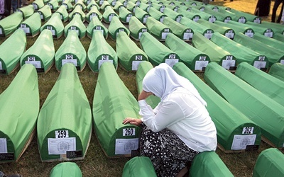 Srebrenica. Lipiec 1995 roku. Serbowie dokonali na Bośniakach prawdziwej rzezi. Holenderscy żołnierze, którzy mieli strzec zwaśnionych stron, nie reagowali...