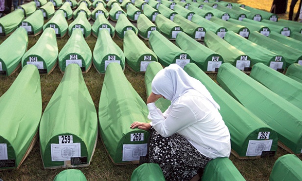 Srebrenica. Lipiec 1995 roku. Serbowie dokonali na Bośniakach prawdziwej rzezi. Holenderscy żołnierze, którzy mieli strzec zwaśnionych stron, nie reagowali...