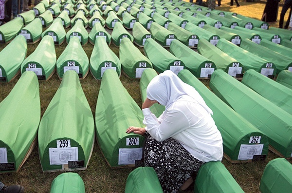 Srebrenica. Lipiec 1995 roku. Serbowie dokonali na Bośniakach prawdziwej rzezi. Holenderscy żołnierze, którzy mieli strzec zwaśnionych stron, nie reagowali...