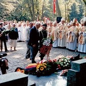 Władysław Stopiński (w mundurze) i Martin Menzel razem składają kwiaty w hołdzie poległym w czasie obrony Westerplatte