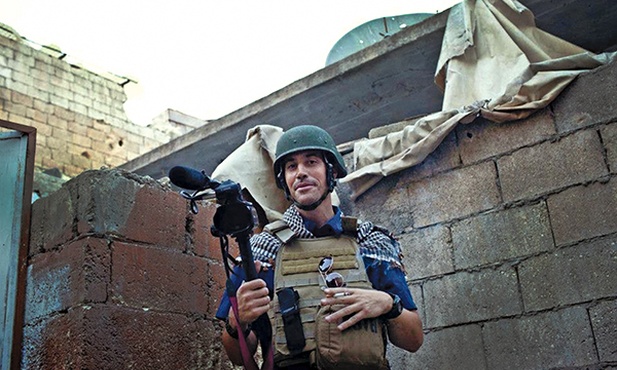 Przebywający razem z Jamesem Foleyem zakładnicy, którym udało się odzyskać wolność, wspominają bohaterską postawę amerykańskiego dziennikarza w niewoli i jego troskę o współwięźniów