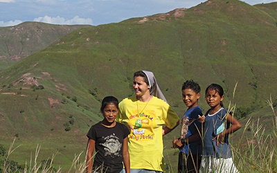 S. Wioletta Adamczak na spacerze z dziećmi z Kurukubaru