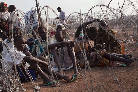 Mieszkańcy Sudanu z plemienia Nuer w obozie zorganizowanym dla nich z Dżubie, gdzie zostali umieszczeni ze względów bezpieczeństwa. Od miesięcy w Sudanie Południowym toczą się walki między dwiema największymi grupami etnicznymi: Dinka, do której należy prezydent Salva Kiir i Nuer, z której pochodzi zwaśniony z prezydentem jego zastępca Riek Machara