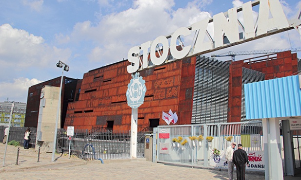 Europejskie Centrum Solidarności stoi obok historycznej Bramy nr 2 Stoczni Gdańskiej