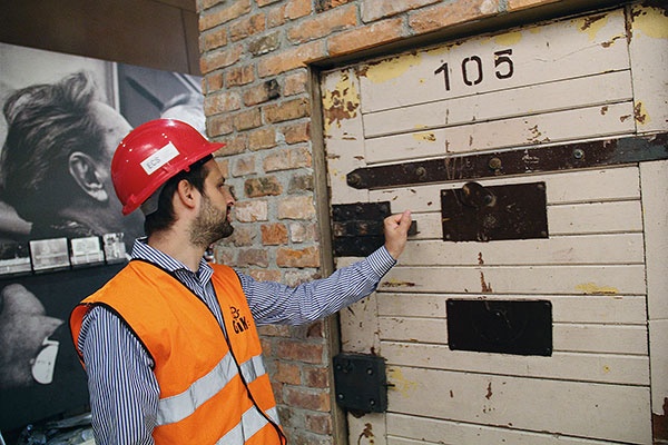 Dr Konrad Knoch, kierownik Działu Wystawy Stałej ECS, pokazuje drzwi aresztu śledczego, będącego częścią ekspozycji poświęconej represjom politycznym