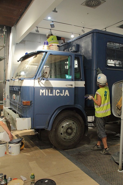 Wóz milicji jest częścią ekspozycji o stanie wojennym