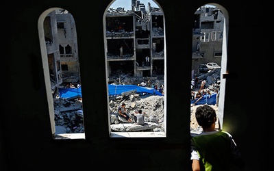  21.08.2014, strefa gazy. Palestyńska młodzież na gruzach domów zniszczonych przez izraelskie odrzutowce w mieście Rafah, w południowej Strefie Gazy.