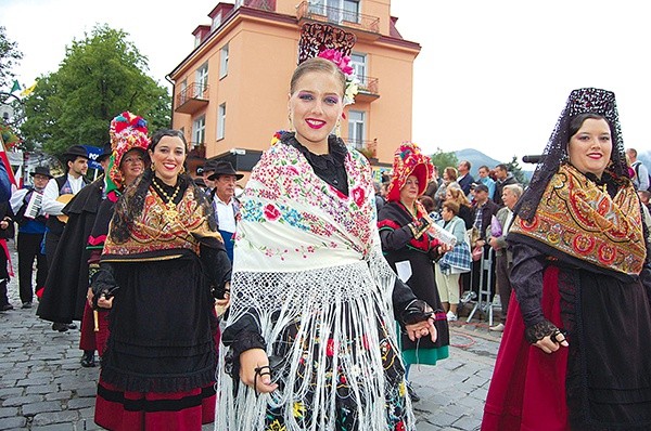 To są dopiero góralki! Zespół Pieśni i Tańca „Villa de Leganés” z Hiszpanii. Na co dzień prezentują się w Madrycie