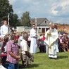 Biskup Adam Odzimek błogosławił zgromadzonych Najświętszym Sakramentem 