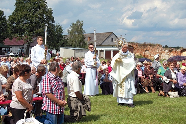 Biskup Adam Odzimek błogosławił zgromadzonych Najświętszym Sakramentem 