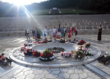  Razem ze swymi żołnierzami pod Monte Cassino spoczywa ich dowódca gen. Władysław Anders, a odwiedzających cmentarz wita napis: „Przechodniu, powiedz Polsce, żeśmy polegli wierni w jej służbie” Na górze po prawej: Grób sierżanta Józefa Kluzia jest taki sam, jak wszystkich 1072 poległych