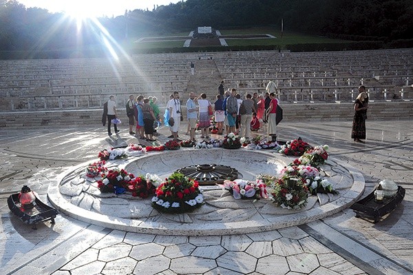  Razem ze swymi żołnierzami pod Monte Cassino spoczywa ich dowódca gen. Władysław Anders, a odwiedzających cmentarz wita napis: „Przechodniu, powiedz Polsce, żeśmy polegli wierni w jej służbie” Na górze po prawej: Grób sierżanta Józefa Kluzia jest taki sam, jak wszystkich 1072 poległych