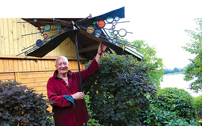  Artysta Marek Brzozowski ze swoją rzeźbą w kształcie motyla