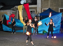  Dech w piersiach zapierał efektowny pokaz ogniowy w wykonaniu miejscowej grupy Surturis oraz glinojeckiego Teatru Ognia Widmo