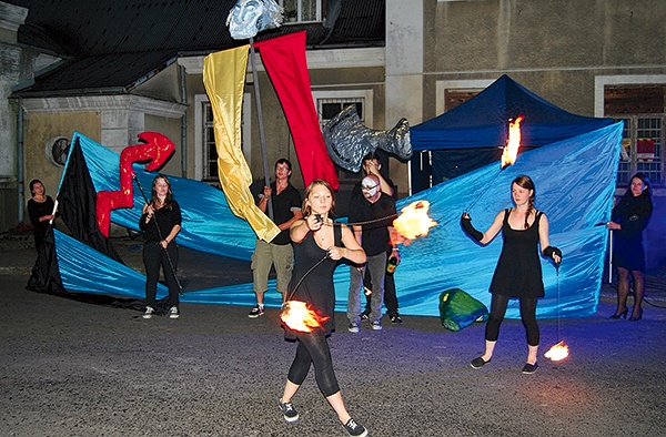  Dech w piersiach zapierał efektowny pokaz ogniowy w wykonaniu miejscowej grupy Surturis oraz glinojeckiego Teatru Ognia Widmo