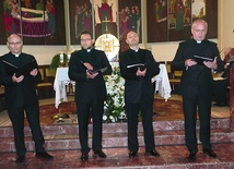 Sarbinowo, 20 sierpnia: od lewej ks. Paweł Sobierajski (tenor),  ks. Zdzisław Madej (tenor), o. Rafał Kobyliński SJ (tenor), ks. Robert Kaczorowski (baryton).