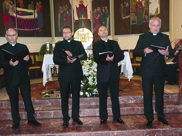 Sarbinowo, 20 sierpnia: od lewej ks. Paweł Sobierajski (tenor),  ks. Zdzisław Madej (tenor), o. Rafał Kobyliński SJ (tenor), ks. Robert Kaczorowski (baryton).