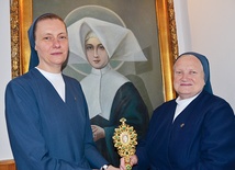 Siostry Anna i Wiesława z relikwiami św. Katarzyny Labouré