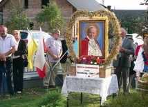 Przed kaplicą stanął wieniec dożynkowy parafii w Zakrzowie