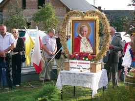 Przed kaplicą stanął wieniec dożynkowy parafii w Zakrzowie