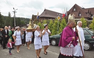  Procesja do kościoła sanktuaryjnego