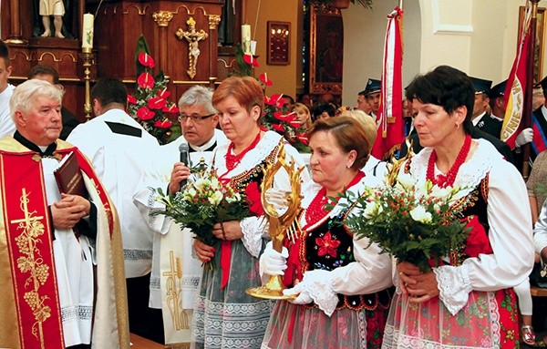  Wprowadzenie relikwii św. Jana Pawła II i św. Faustyny do kościoła w Żegocinie