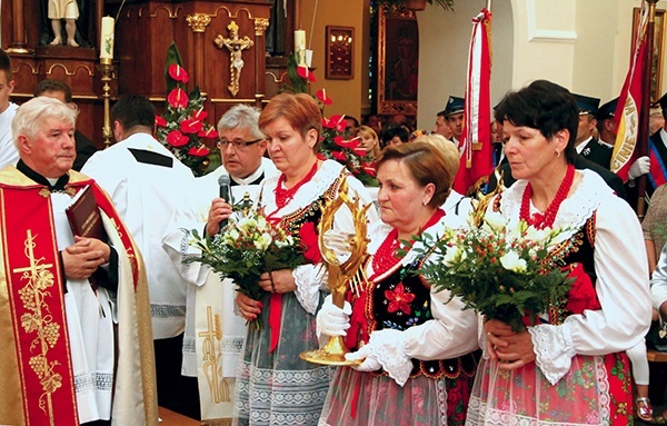  Wprowadzenie relikwii św. Jana Pawła II i św. Faustyny do kościoła w Żegocinie