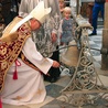 Pod koniec Mszy św. odbyło się poświęcenie krzyża i dzwonu na sygnaturkę oraz podpisanie dokumentów przeznaczonych do tzw. kapsuły czasu