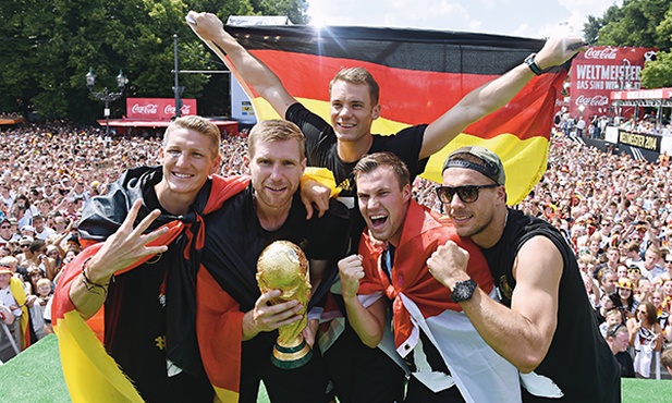 Od lewej: Bastian Schweinsteiger, Per Mertesacker, Manuel Neuer, Kevin Grosskreutz i Lukas Podolski z mistrzowskim pucharem