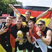 Od lewej: Bastian Schweinsteiger, Per Mertesacker, Manuel Neuer, Kevin Grosskreutz i Lukas Podolski z mistrzowskim pucharem