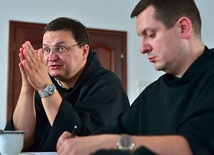  O. Piotr Paradowski OFMConv (z lewej) podczas spotkania 20 sierpnia