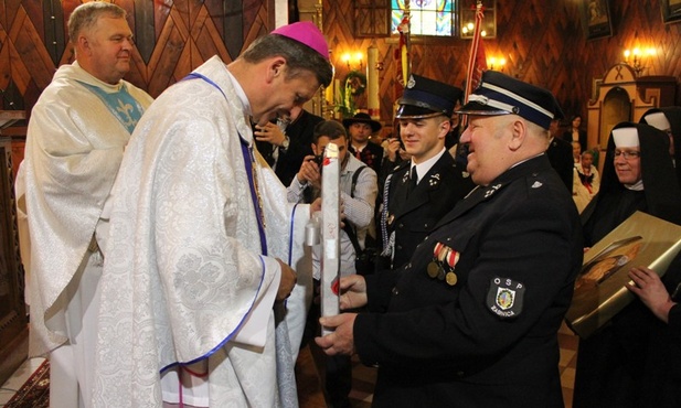Mieszkańcy Żabnicy świętowali jubileusz swojego kościoła razem z biskupem Romanem Pindlem
