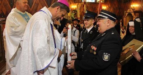 Mieszkańcy Żabnicy świętowali jubileusz swojego kościoła razem z biskupem Romanem Pindlem