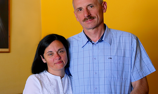 Renata i Marek Makowscy, 31 lat małżeństwa, rodzice Dagmary, Szymona i Karola. Od wielu lat prowadzą diakonię i rekolekcje „Obdarowani”.