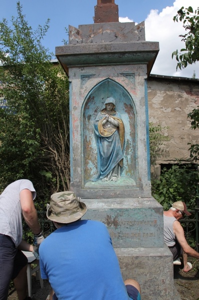 Odnowienie przydrożnego krzyża w Kochłowicach