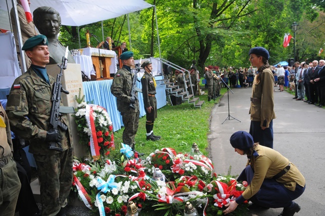 Pomnik gen. Elżbiety Zawackiej