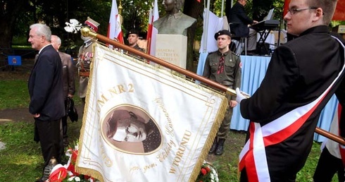 Pomnik gen. Elżbiety Zawackiej