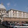 Brama wjazdowa do Watykanu, dom św. Marty z Bazyliką św. Piotra w tle