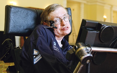 Prof. Stephen Hawking  posługuje się skomplikowanym urządzeniem, poruszanym  jednym palcem